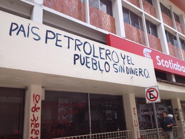 Graffiti saying "oil-producing country and the people without money". (Source)