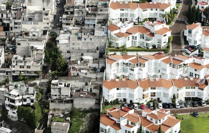 An aerial picture of the stark divide between the rich and the poor in Mexico City. (Oscar Ruíz/Publicis)
